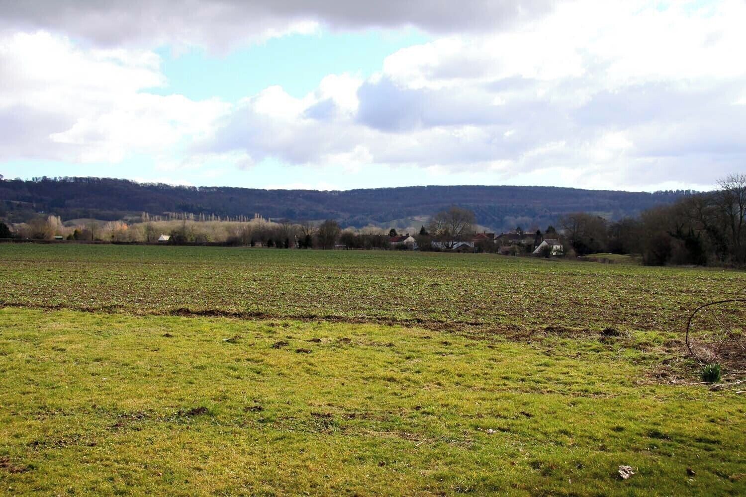 Looking across farmland towards Birdlip