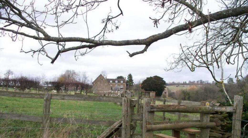 Approaching Barton Across several stiles, the footpath approaches Barton. The farm in the background is Little Windrush Farm.