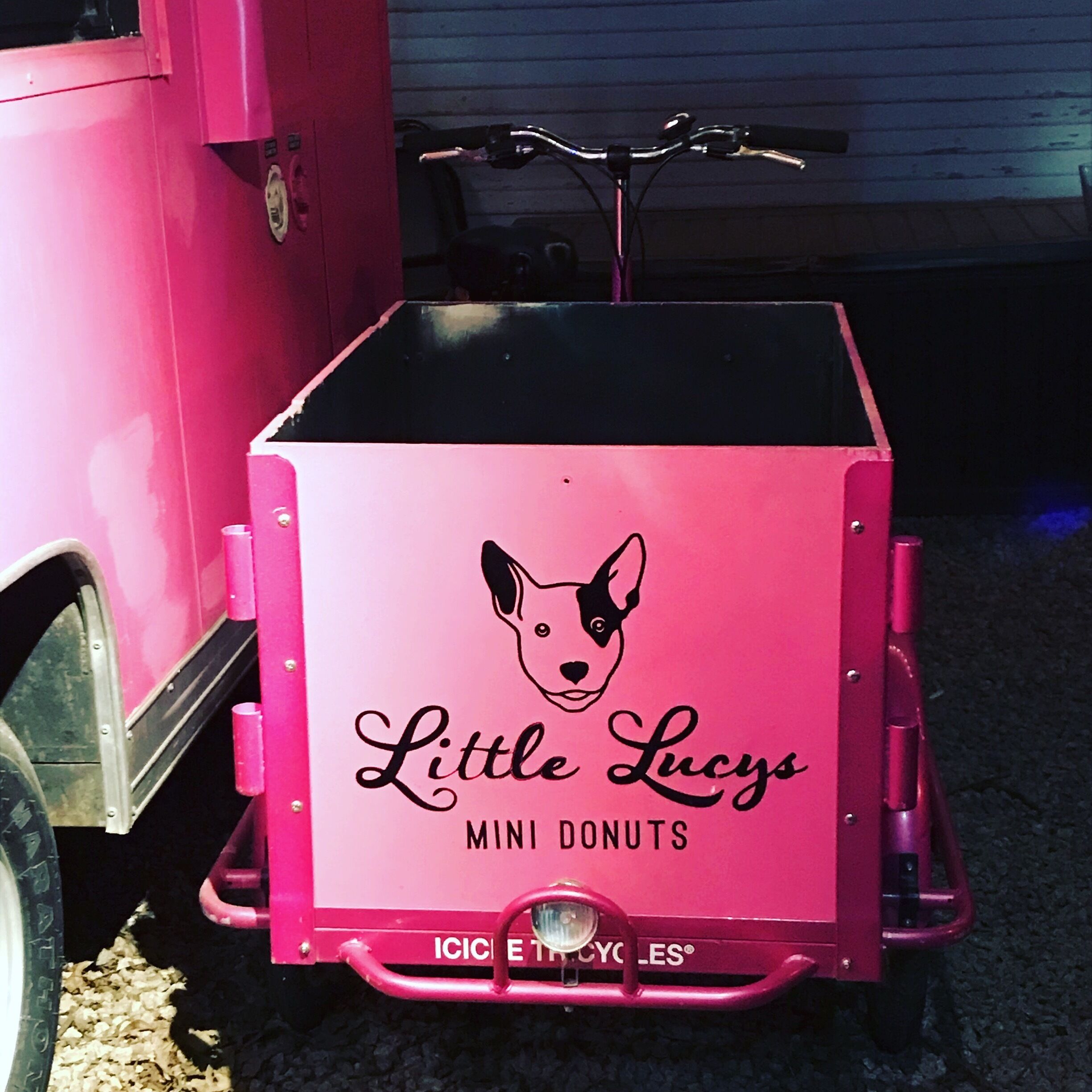 Late night snacking in the form of mini donuts at Little Lucys
#cinnamonandsugar #blackberrywalnut #blueberrylavendar #raineystreet #atx #texastravels #foodtruck