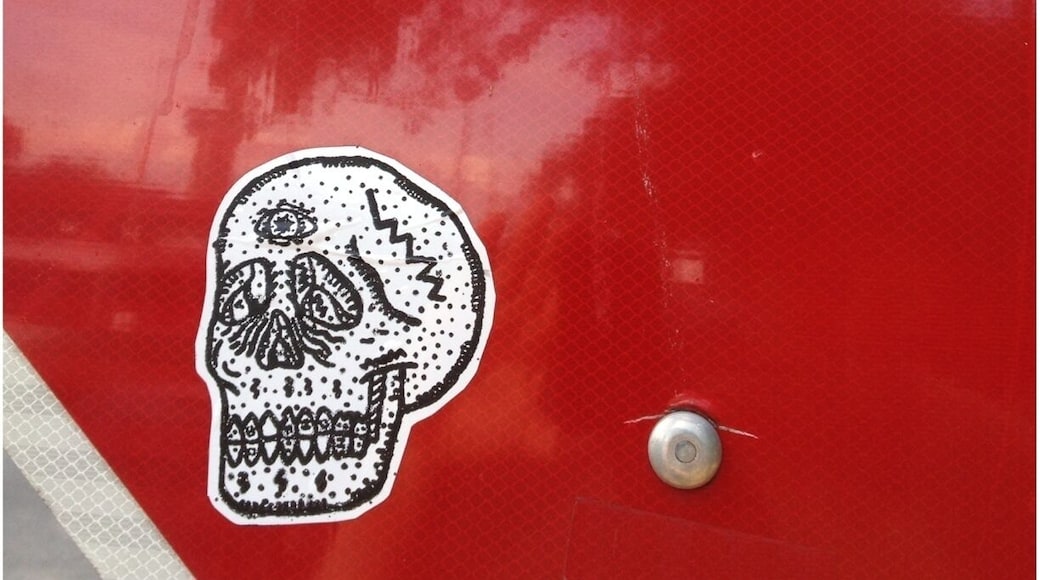 Skull sticker near Bartholomew park.