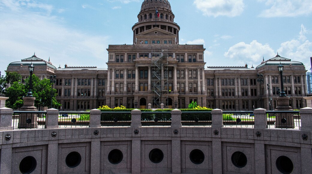 This photo would look a lot better if it was during sunset but I still think it's a good photo. #TexasStateCapitol #Austin #Texas #Nikon #D3400 #NikonD3400 #NikonPhotography