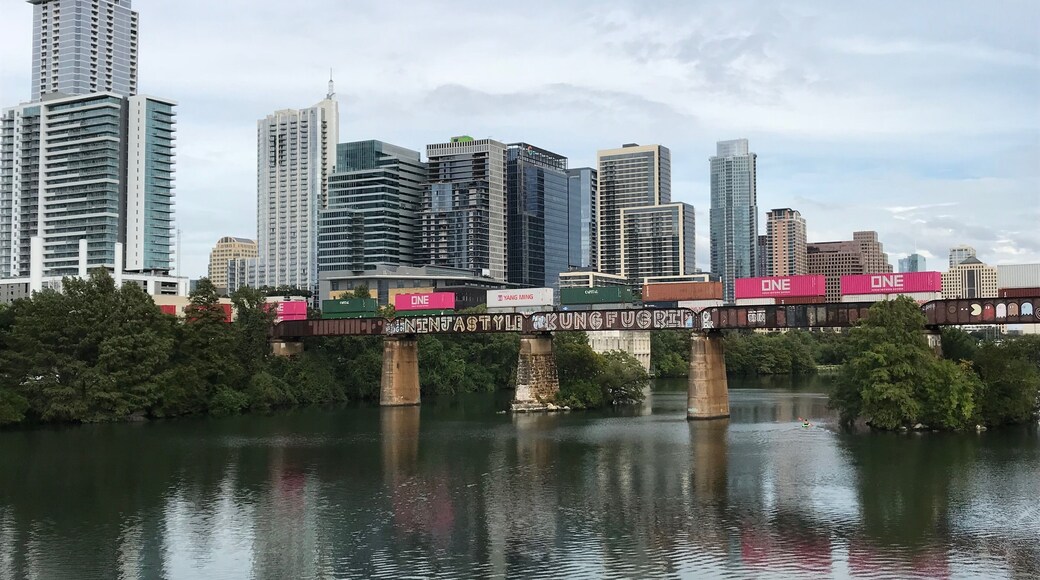 Love the color on this train!