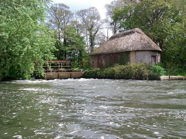 Hatches on the river Avon below Winkton These hatches connect the east and west branches of the river Avon, which divides at Winkton and converges again at Burton. The function of the thatched building is not known to me.
