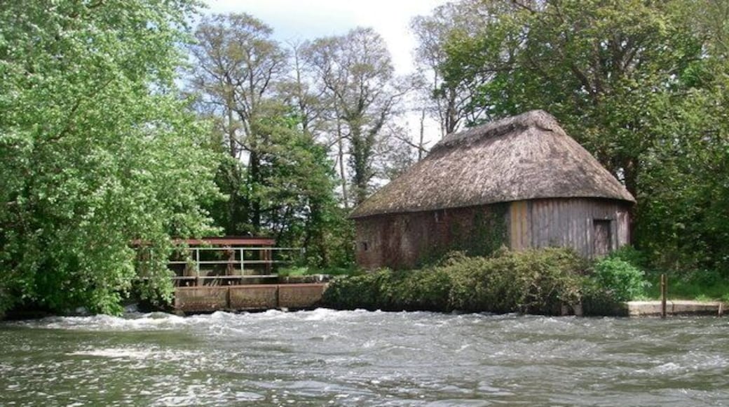 Hatches on the river Avon below Winkton These hatches connect the east and west branches of the river Avon, which divides at Winkton and converges again at Burton. The function of the thatched building is not known to me.
