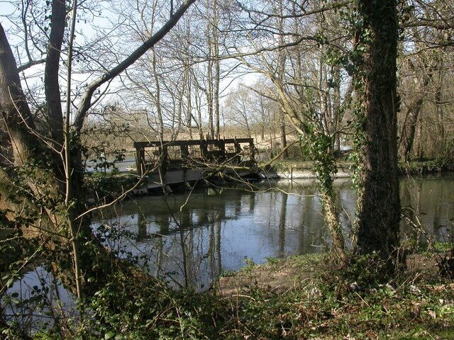 Burton, sluice. Sluice controlling flow of water from the Avon (background) into 1216048 (foreground).
