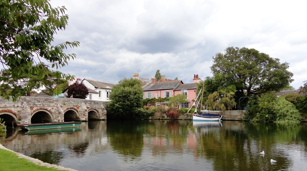 #Christchurch is a quaint, lovely little town in the #South of #England #Dorset #UK
#lifeatexpedia #Troveon #Green #TreeTrove #Waterlust #Boats #Bridge #River #Avon #Parks