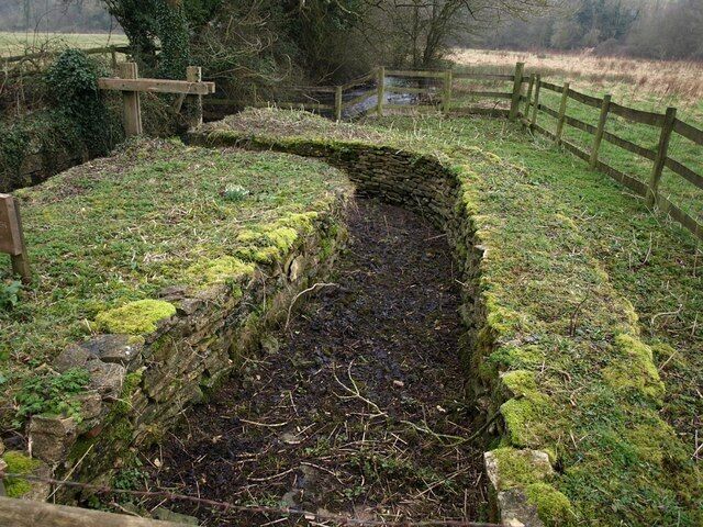 Sheepwash, Baunton This sheepwash was restored in 1994 by members of the Cotswold Voluntary Warden Service. 132 have been recorded in the Cotswold AONB - see http://www.lhi.org.uk/docs/WASHPOOL_LEAFLET_2.pdf