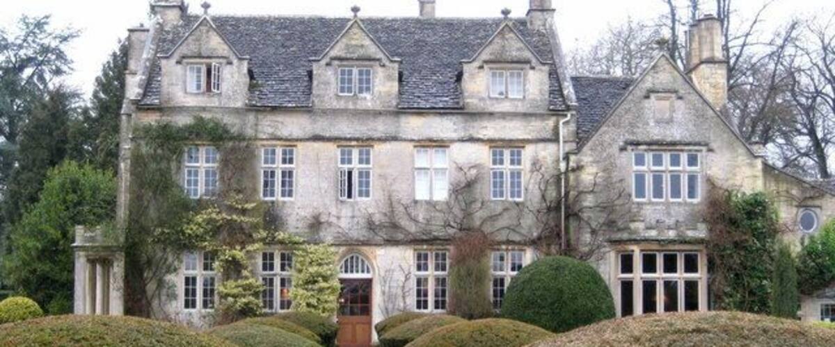 Barnsley House and garden Former home of the famous garden designer Rosemary Verey who died in May 2001, Barnsley House has now become a hotel. The well-known garden is being preserved.