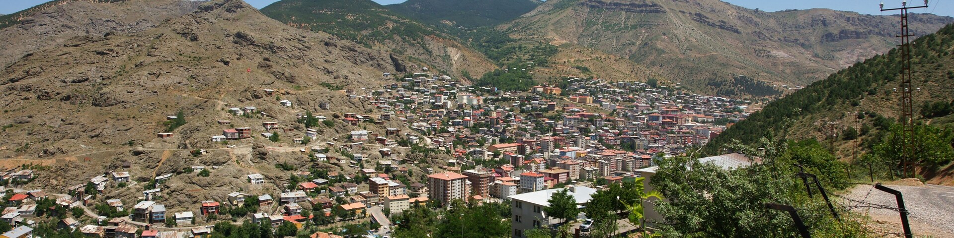 Uma cidade situada num vale, com montanhas ao fundo.