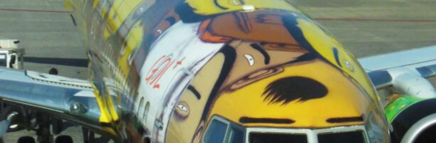 I'd read that Os Gêmeos, twin Brazilian graffiti artists, had been commissioned to paint the Brazilian National Team plane. What I didn't realize is that GOL airlines would have it fly regular passenger routes on its days off! Got to ride on it from São Paulo to Natal, and spotted it again in Belo Horizonte. It will be in service for at least two more years.