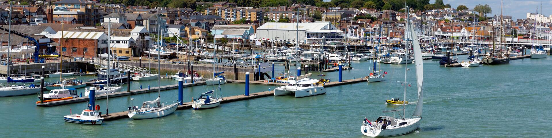 Boats in Cowes harbour Isle of Wight ship on blue sky summer day; Shutterstock ID 199198355; purchase_order: SP-1332 HA Batch 2 August 2018; Order: ; client: HomeAway; other: To be paid with HA budget