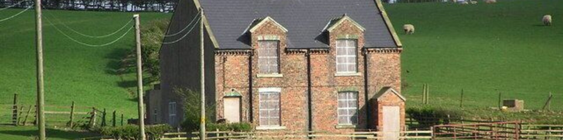 Farm Estate Houses : Low Hail Farm. Unoccupied. Taken from Bridlepath.