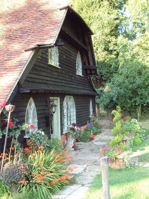 Barn Cottage. Cottage behind the pond in Ockley