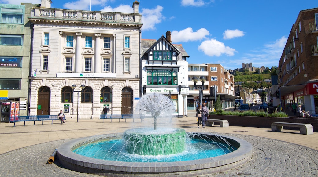 Dover que incluye un parque o plaza, una fuente y patrimonio de arquitectura