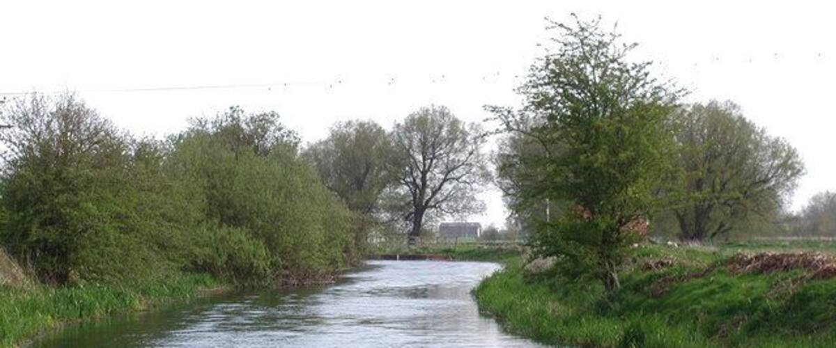 The Driffield Canal, Wansford, East Riding of Yorkshire, England. Looking south along the disused Driffield Canal from the field boundary between Wansford Bridge and Snakeholm Lock.