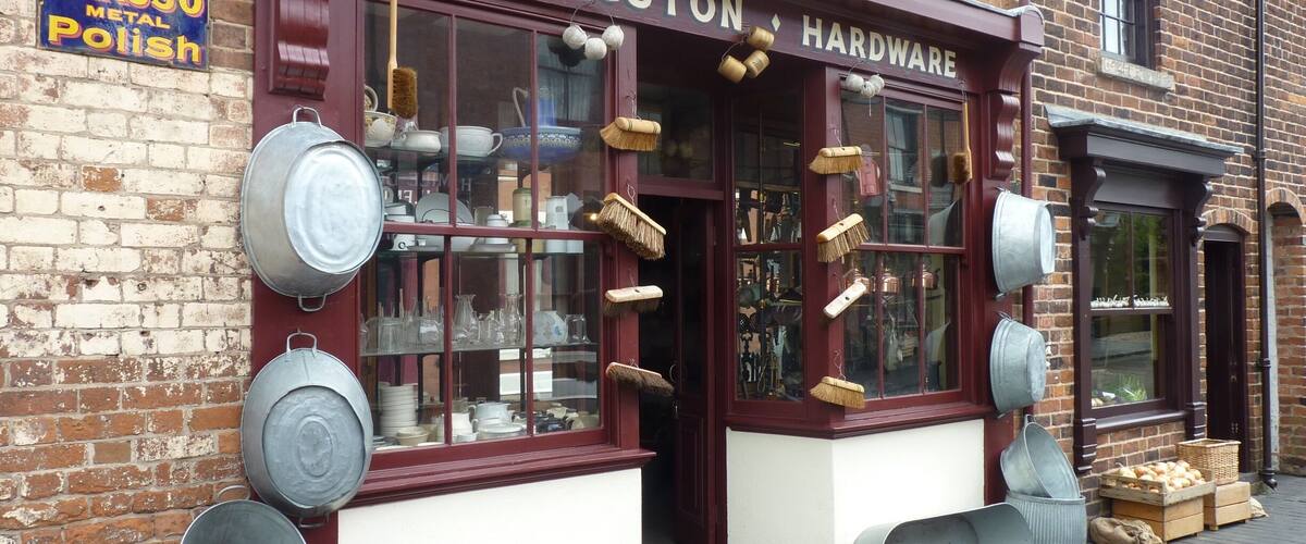 The Black Country Museum was used as the film set for the 'Peaky Blinders ' a television crime drama based upon the exploits of the Peaky Blinders gang which operated in Birmingham , England , during the aftermath of World War 1 .