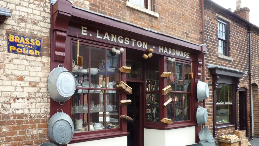 The Black Country Museum was used as the film set for the 'Peaky Blinders ' a television crime drama based upon the exploits of the Peaky Blinders gang which operated in Birmingham , England , during the aftermath of World War 1 .