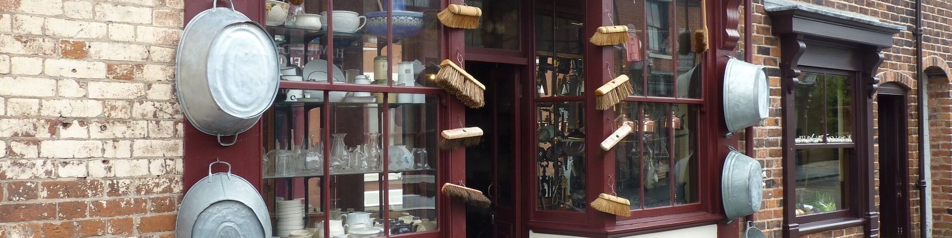 The Black Country Museum was used as the film set for the 'Peaky Blinders ' a television crime drama based upon the exploits of the Peaky Blinders gang which operated in Birmingham , England , during the aftermath of World War 1 .