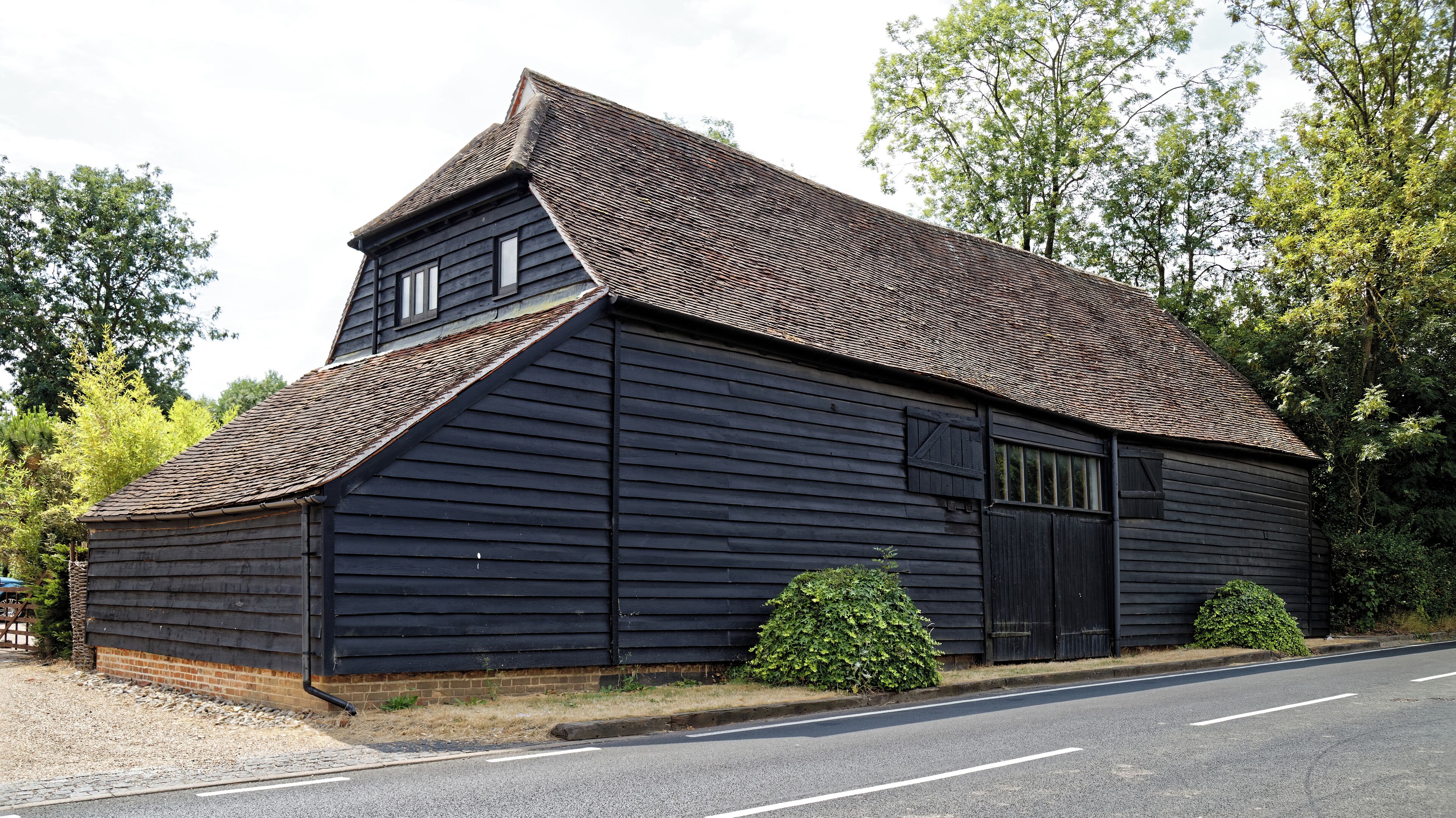 A Grade II listed 16th-century barn on Stonards Hill in the hamlet of Coopersale Street, in the civil parish of Epping, Essex, England. Camera: Canon EOS 6D Mark II with Canon EF 24-105mm F4L IS USM lens. Software: File lens-corrected, optimized, perhaps cropped, with DxO PhotoLab, and likely further optimized with Adobe Photoshop CS2.