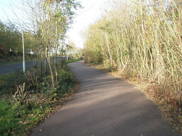 Footpath alongside Rookery Avenue The very southern boundary with SU5108.