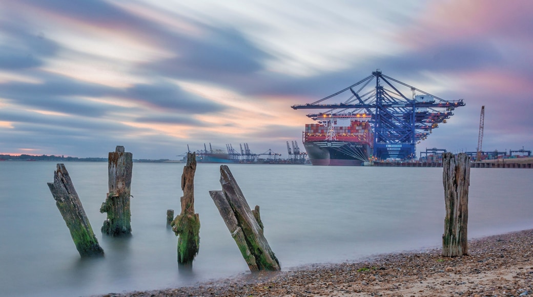 To get the pier remains surrounded by water you will need to wait for high tide, unfortunately by high tide all the colour in the sky had disappeared on the evening I was there