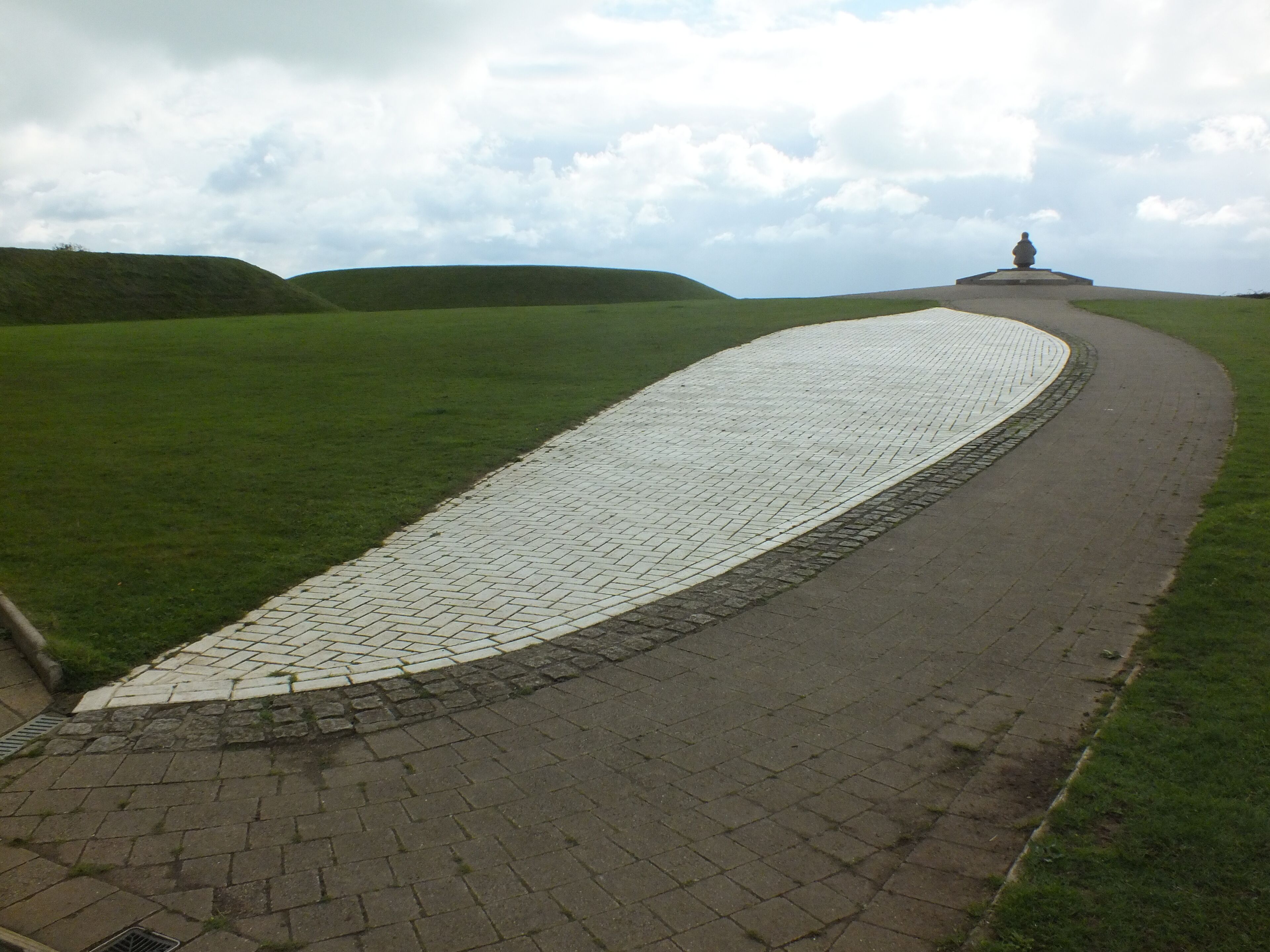 Battle of Britain Memorial, Capel-le-Ferne: Blade of a propellor and airman.