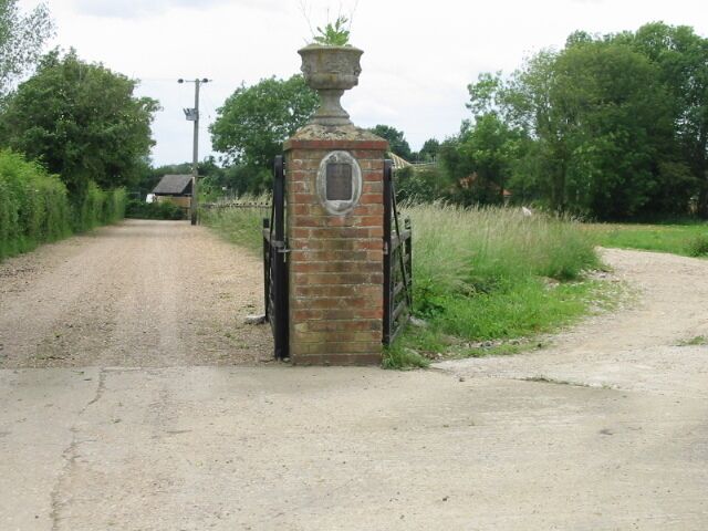Gateway to an old and new driveway, Ridge Row A new house is being built at the end of the right hand driveway, the roof timbers can just be seen through the trees.