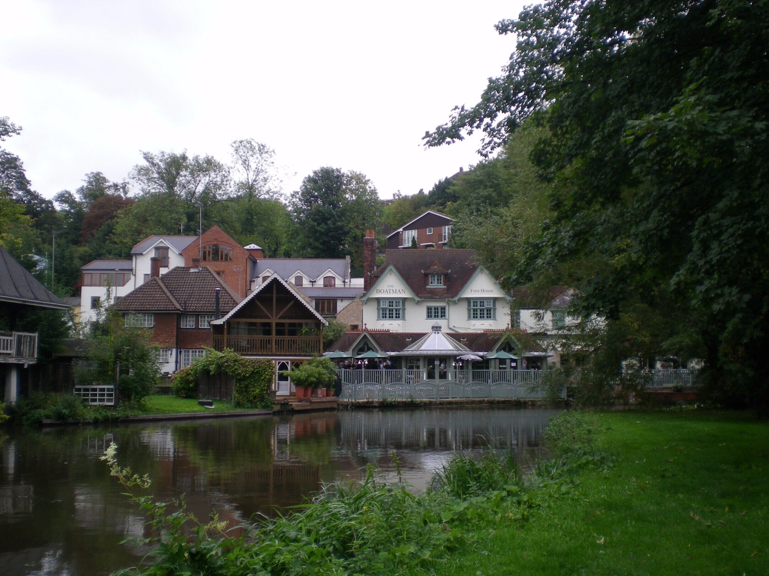 A nice pub by the river.