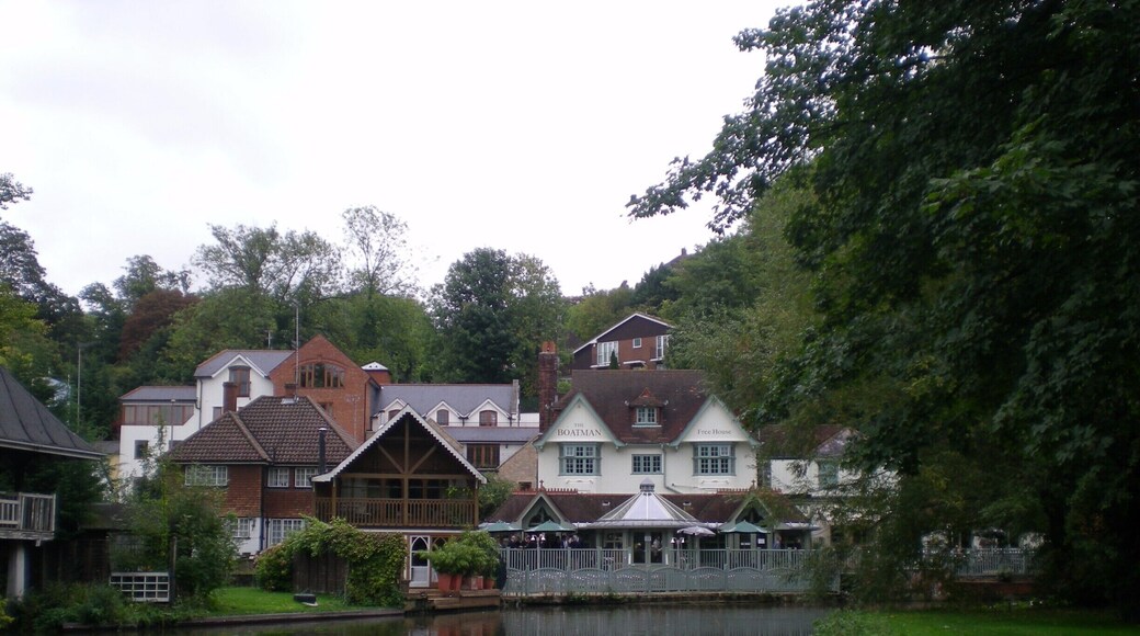 A nice pub by the river.