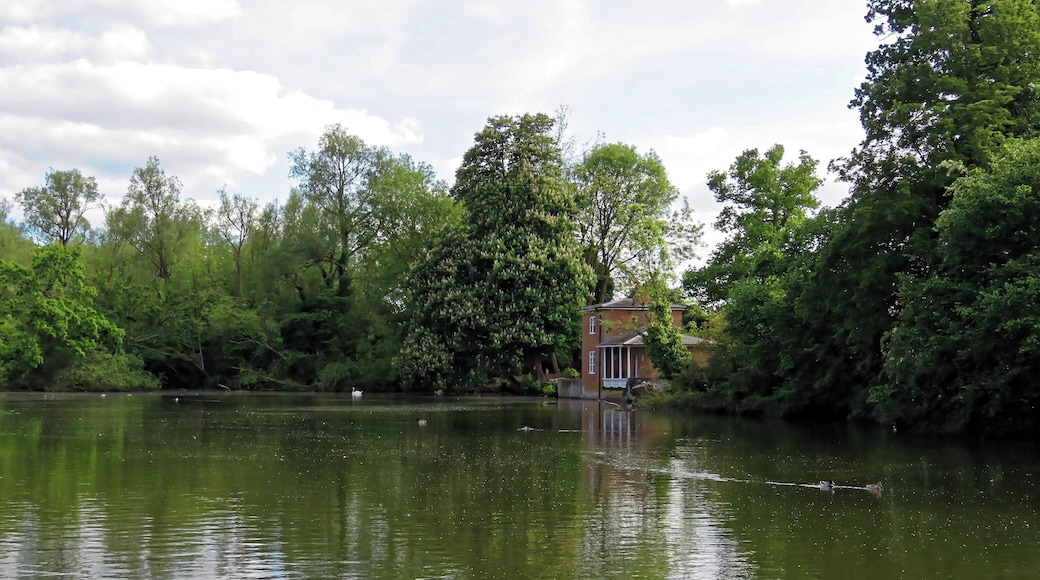 The Grade II listed mid-19th-century Lilypond Cottage estate fishing lodge on an artificial lake to the north-east of St Mary's Parish Church in the civil parish of Matching, in Essex, England. Camera: Canon PowerShot SX60 HS Software: File lens-corrected, optimized, perhaps cropped, with DxO OpticsPro 11 Elite, and likely further optimized with Adobe Photoshop CS2.