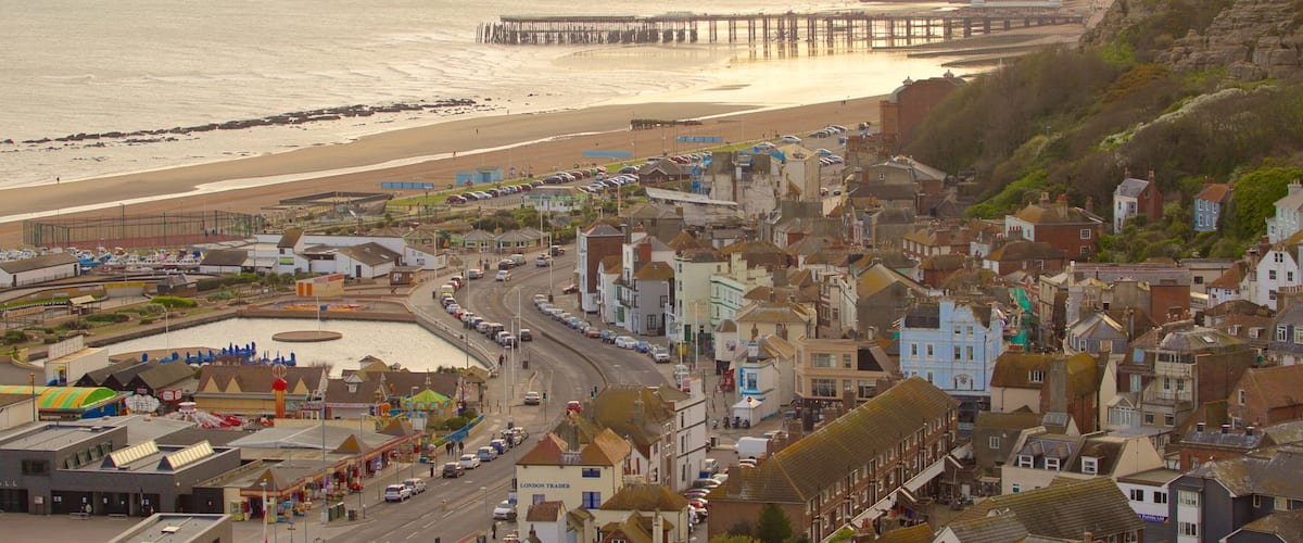 Hastings mettant en vedette vues littorales et petite ville ou village