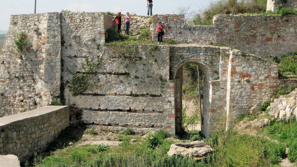 Here we are in Boztepe out of Unye. If you really want to do yourself a favour you'll stop thinking about getting to your destination and you'll take time out to find a place less visited. #ruins