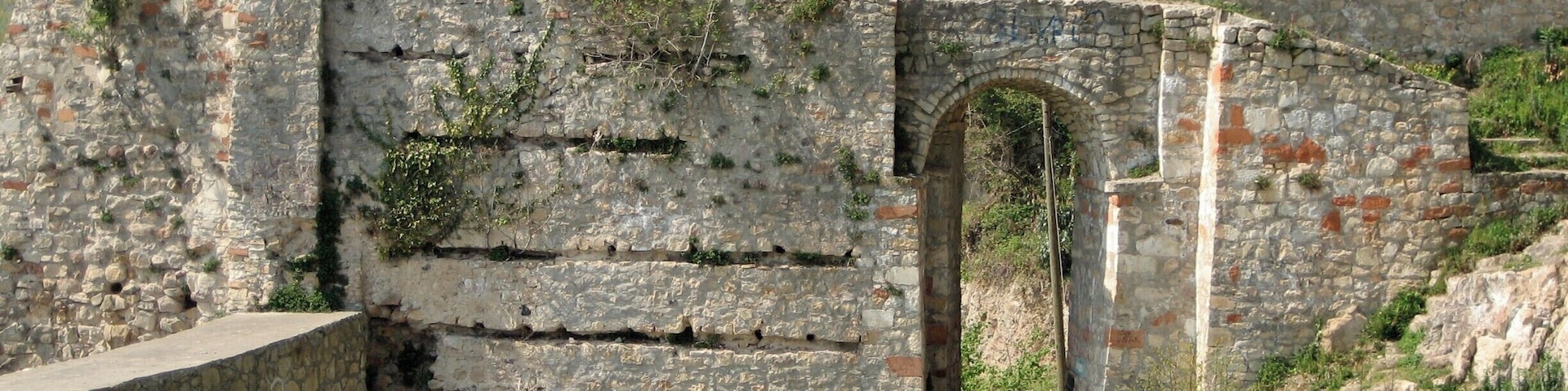 Here we are in Boztepe out of Unye. If you really want to do yourself a favour you'll stop thinking about getting to your destination and you'll take time out to find a place less visited. #ruins