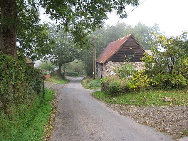 Heading west through Little Dewchurch The barn at Court Farm on the right.