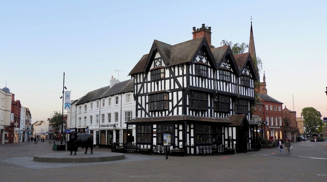 The Old House is a well-preserved half-timbered Jacobean building in the centre of Hereford. It was built in 1621 as part of Butchers' Row. In 1816, other buildings on the row started to be demolished. It has been used by butchers, ironmongers, and bankers during its existence. Old House is now the only remaining house in the original row, surrounded by more modern buildings.
#LikeALocal #OnTheRoad