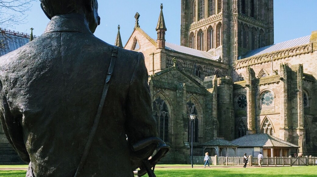 Edward Elgar, he of Pomp and Circumstance fame (Land of Hope and Glory and all that jazz...erm...classical) checks out Hereford Cathedral...