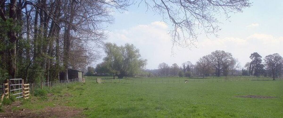 Pasture near Scatterbrain Farm View east across several sheep pasture fields. Eyton Hall woodland on the left.