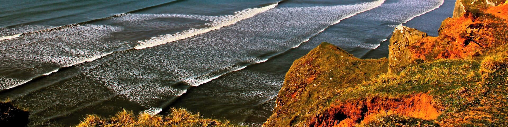 Oh! Can't imagine how happy and wonderful days We have at Rhossili Bay, beautiful countryside walk and fabulous beach, when the tides goes down we can walk to the head stone island which under the seawater. #BVSblue
#beachtips #red #travel #hiking #nationalpark #England #greatoutdoors