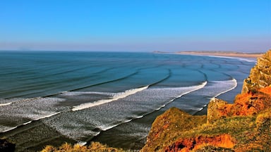 Oh! Can't imagine how happy and wonderful days We have at Rhossili Bay, beautiful countryside walk and fabulous beach, when the tides goes down we can walk to the head stone island which under the seawater. #BVSblue
#beachtips #red #travel #hiking #nationalpark #England #greatoutdoors
