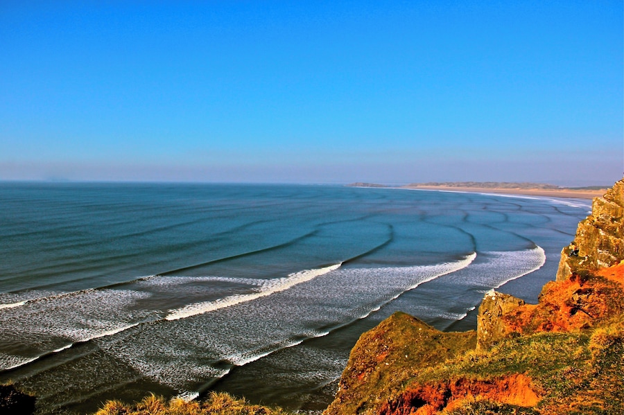 Oh! Can't imagine how happy and wonderful days We have at Rhossili Bay, beautiful countryside walk and fabulous beach, when the tides goes down we can walk to the head stone island which under the seawater. #BVSblue
#beachtips #red #travel #hiking #nationalpark #England #greatoutdoors