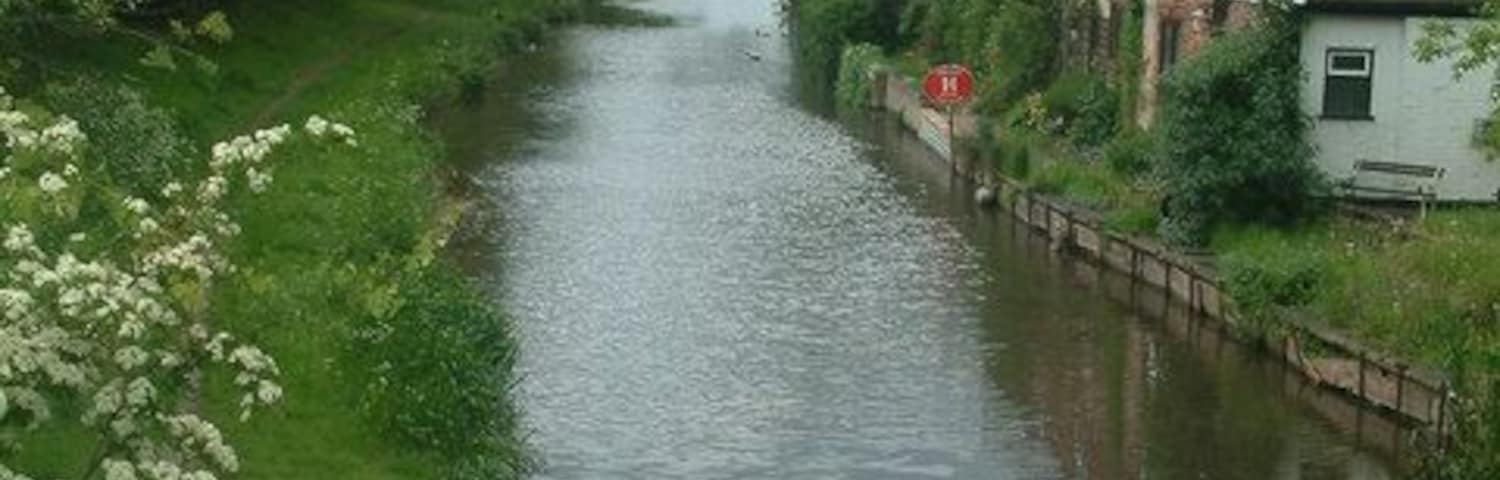 Coventry Canal heading South Viewed from Bell Bridge the Coventry Canal continues in a Southerly direction.