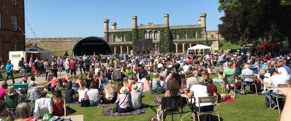 Royalists invade Lincoln castle to watch the wedding 🇬🇧🎩🎉