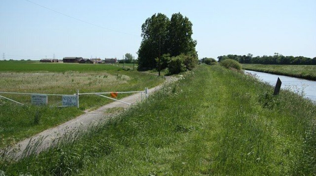 Fossdyke bank Canal bank and track to Drinsey Farm at Hardwick