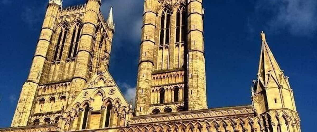 Une grande cathédrale dotée de deux hautes flèches et d’une décoration sculptée complexe.