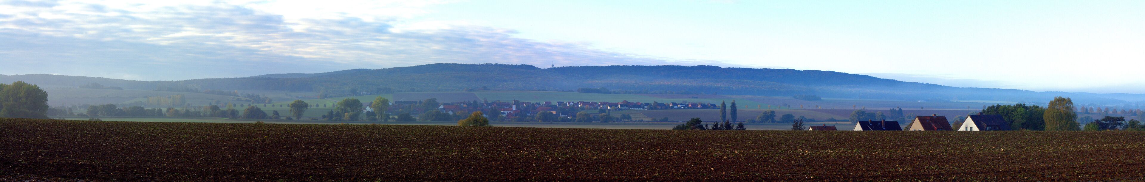 The "Tosmar" on a autumn morning, a low mountain range and part of the "Hildesheimer Wald", as seen from Hildesheim-Itzum. In the background the transmitter tower on the "Griesberg"