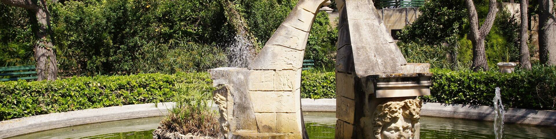 Bassin et fontaine dans les jardins du Palais Saint-Antoine