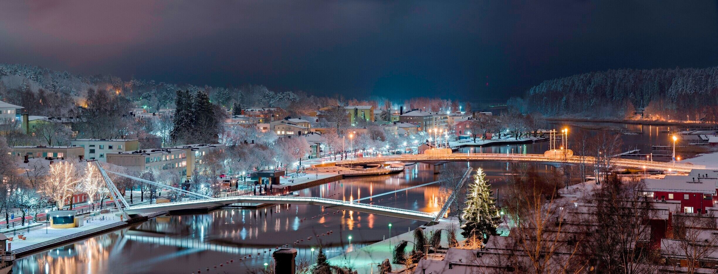 This is panorama shot with telelens from Näsin kivi (rock) which has this sightseeing terrace on top of the rock. 

From this rock you can see most of the Porvoo river and central Porvoo.

It has free parking lot near by and only couple kilometres from highway going to city center. 

Porvoo is only 50km from Helsinki, capital of Finland.

I recommend this rock while walking and sightseeing Porvoo.

#BvSApplication
#urbanjungle 