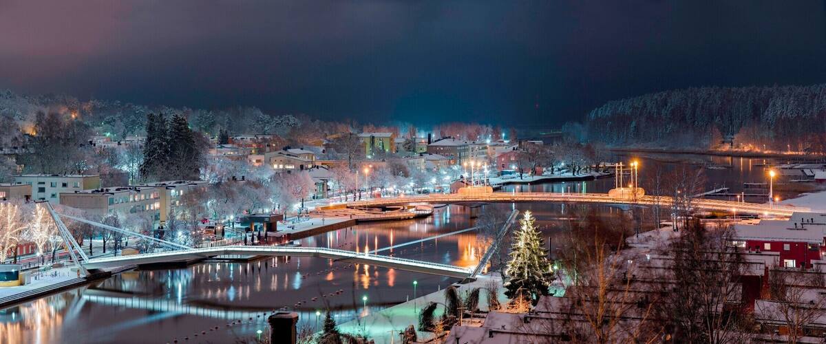 This is panorama shot with telelens from Näsin kivi (rock) which has this sightseeing terrace on top of the rock.
From this rock you can see most of the Porvoo river and central Porvoo.
It has free parking lot near by and only couple kilometres from highway going to city center.
Porvoo is only 50km from Helsinki, capital of Finland.
I recommend this rock while walking and sightseeing Porvoo.
#BvSApplication
#urbanjungle