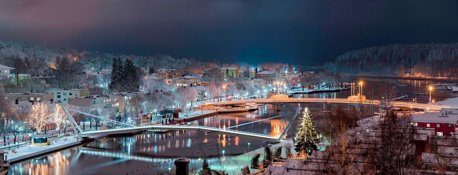 This is panorama shot with telelens from Näsin kivi (rock) which has this sightseeing terrace on top of the rock.
From this rock you can see most of the Porvoo river and central Porvoo.
It has free parking lot near by and only couple kilometres from highway going to city center.
Porvoo is only 50km from Helsinki, capital of Finland.
I recommend this rock while walking and sightseeing Porvoo.
#BvSApplication
#urbanjungle