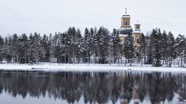 Nestled up in the north-east Finland lies Kuhmo. The sleepy town is great jumping off point for many outdoor activities including dog-sledding, cross-country skiing, wildlife watching and even winter rapids floating (http://www.hecktictravels.com/rapids-floating). In the summer the town hosts the Chamber Music Festival which attracts about 40,000 visitors.
#Finland #Kuhmo